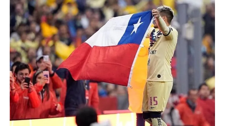 Nico Castillo y su bandera de "Chile despertó".