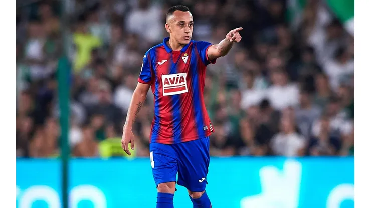 Eibar y Orellana se complican.