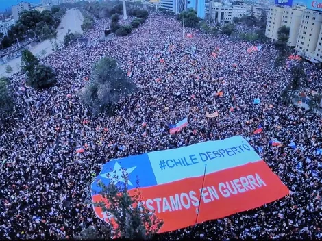 Piel de gallina: la gigante bandera chilena desplegada en Plaza Italia