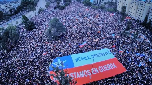 La emocionante bandera desplegada en Plaza Italia.