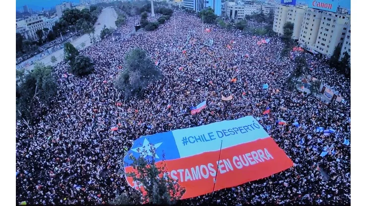 La emocionante bandera desplegada en Plaza Italia.