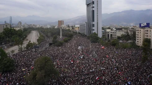 Chile protesta en multitud y paz hasta ahora.
