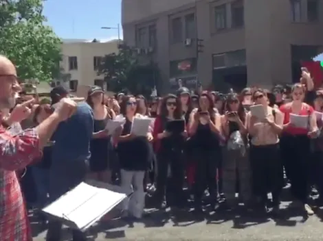 Coros de Santiago interpretan "El Derecho de Vivir en Paz" en medio de protesta
