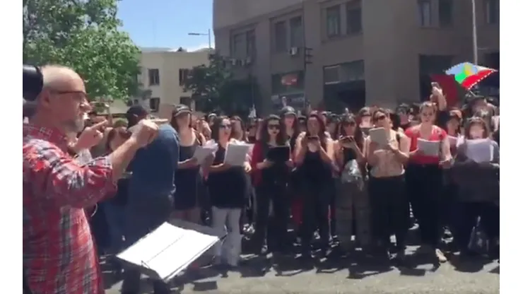 Coros de Santiago interpretan "El Derecho de Vivir en Paz" en medio de protesta