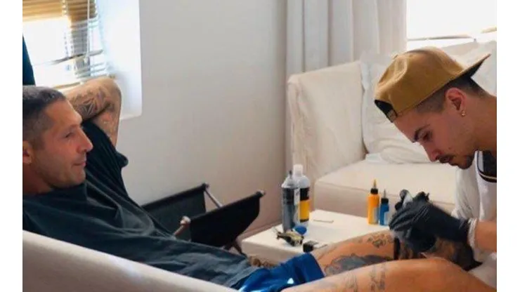 Marco Materazzi y su hijo se tatúan el escudo de Boca