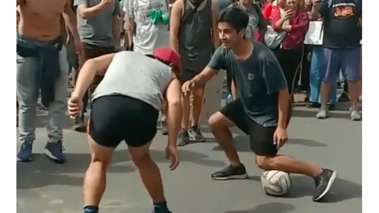 Freestyler lleva su talento hasta Plaza Italia y se une a las manifestaciones