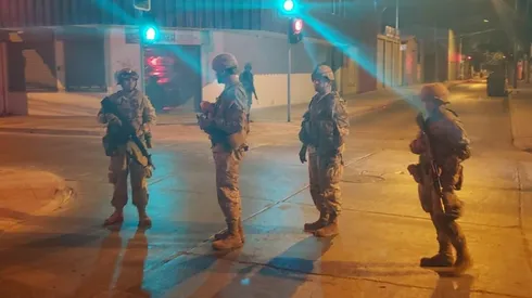 ¿Cuál es el horario para el toque de queda en Santiago?