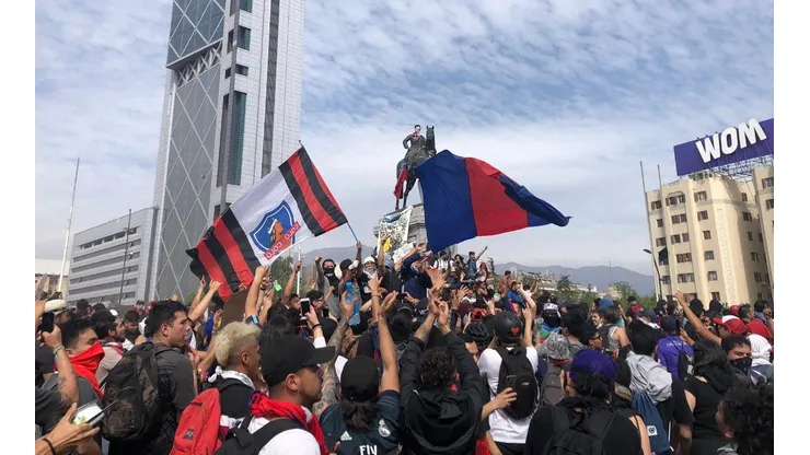Los hinchas de Colo Colo, la U y la UC unidos.