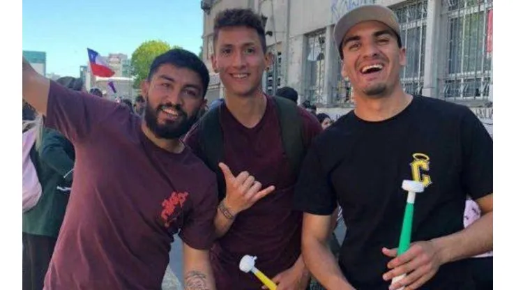 Jugadores de la Universidad de Concepción se cuadran y salen a marchar junto a miles de chilenos