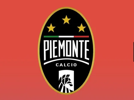 Un hincha de Juventus lleva al estadio pancarta del Piemonte de FIFA 20 para apoyar al equipo