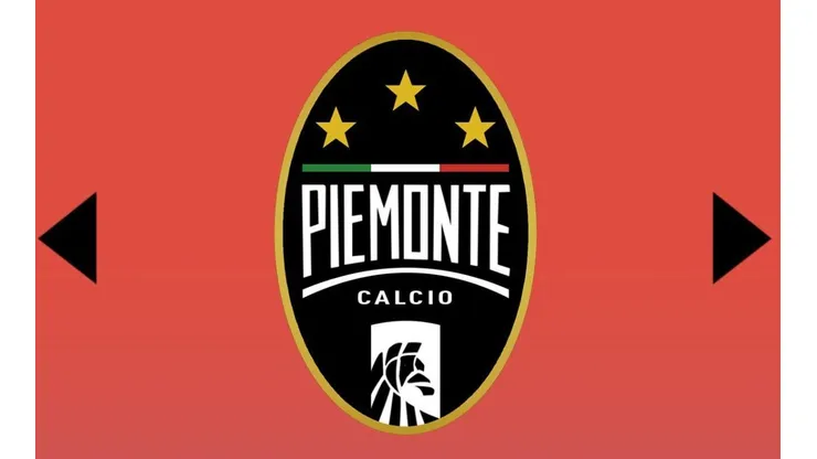 Un hincha de Juventus lleva al estadio pancarta del Piemonte de FIFA 20 para apoyar al equipo
