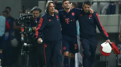 Lucas Hernández salió con molestia del partido en Atenas.