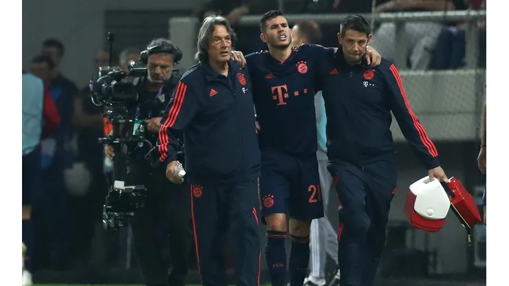 Lucas Hernández salió con molestia del partido en Atenas.