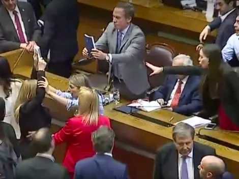 Diputadas Núñez y Flores rompen carteles alusivos a víctimas del Estado de Emergencia