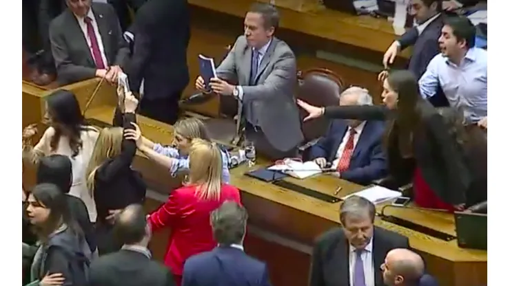 Diputadas Núñez y Flores rompen carteles alusivos a víctimas del Estado de Emergencia