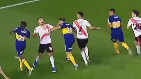 Paulo Díaz recibe el agarrón de Mauro Zárate previo al gol de Boca Juniors