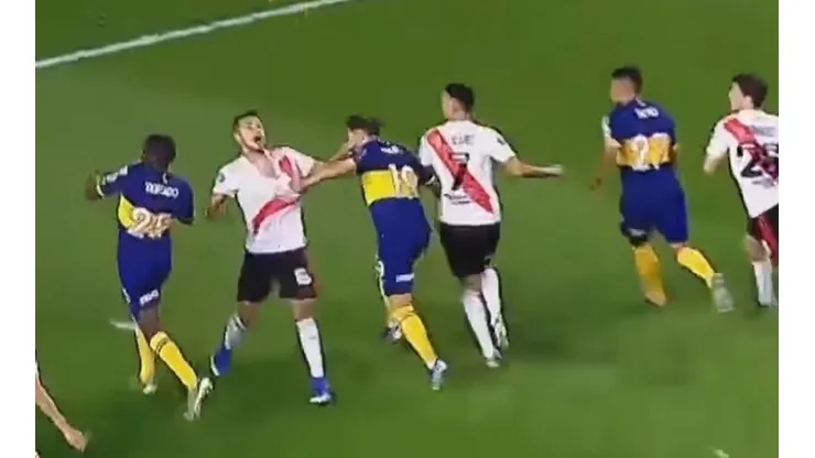 Paulo Díaz recibe el agarrón de Mauro Zárate previo al gol de Boca Juniors