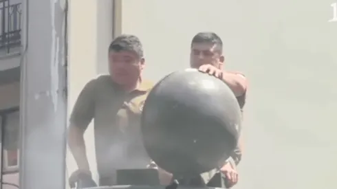 Lacrimógena explota al interior de un carro de Carabineros