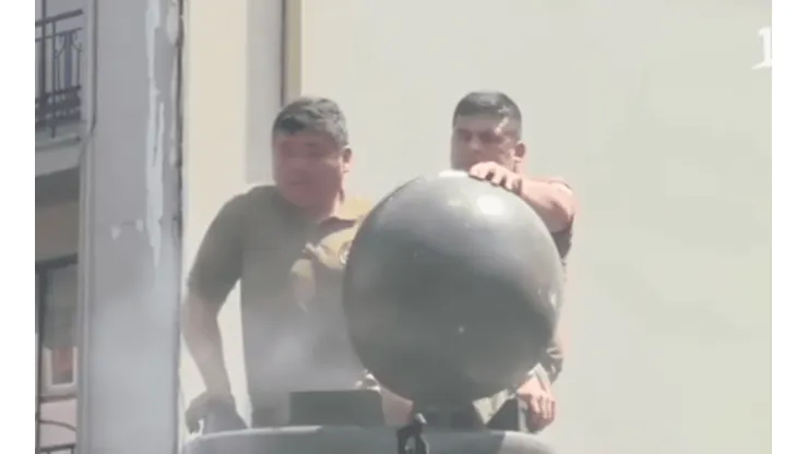 Lacrimógena explota al interior de un carro de Carabineros