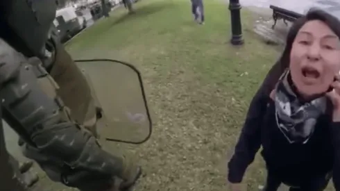 Mamá chilena a Carabineros: Pobre, que le toquen un pelo a mi hijo