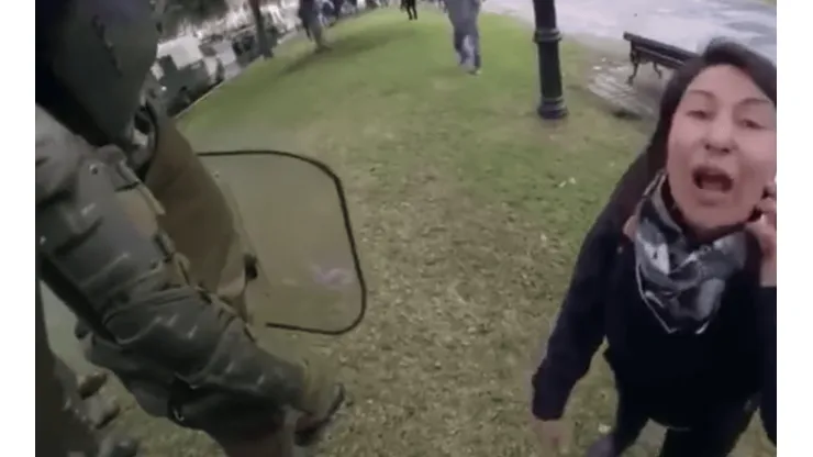 Mamá chilena a Carabineros: Pobre, que le toquen un pelo a mi hijo