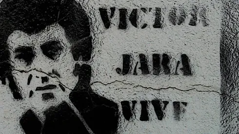 Mujer interpreta "Te Recuerdo Amanda" durante el toque de queda y vecinos estallan en aplausos