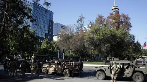 Militares siguen en las calles de Santiago.