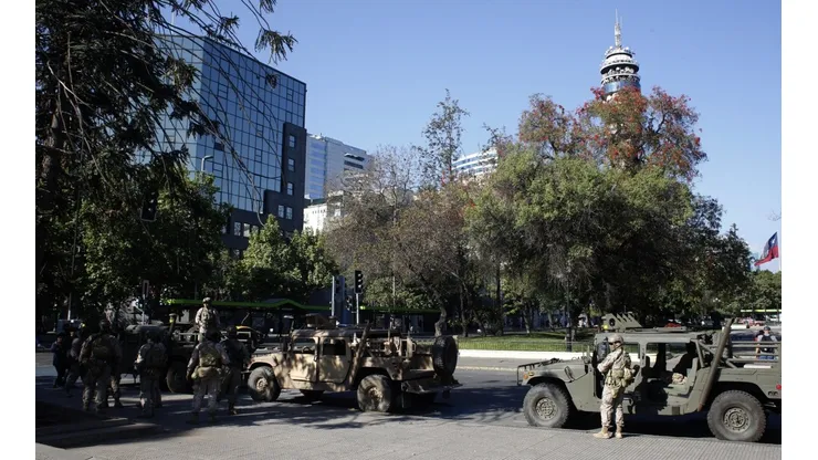 Militares siguen en las calles de Santiago.