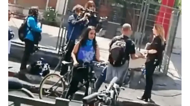Artista chilena evidencia montaje de canal extranjero en cobertura de protestas