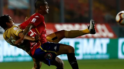 Delantero de Unión Española se luce con su chaleco amarillo en medio de manifestaciones