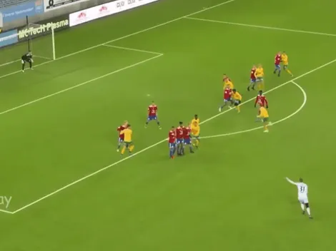 Impresionante: arquero noruego marca golazo de tiro libre al minuto 88