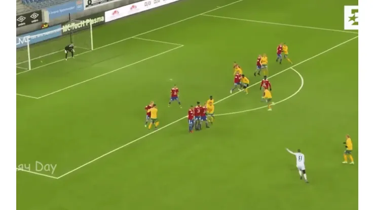 Golazo de arquero en el fútbol noruego