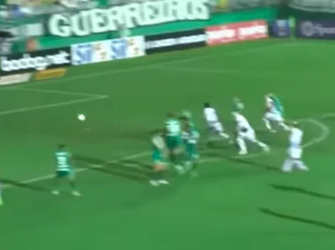 Rafa Vaz se despacha un golazo de tiro libre ante el Chapecoense
