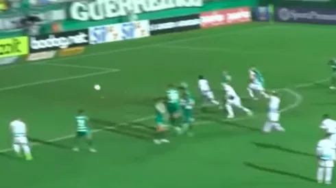 Rafael Vaz se despacha un golazo de tiro libre para el empate del Goias ante el Chapecoense