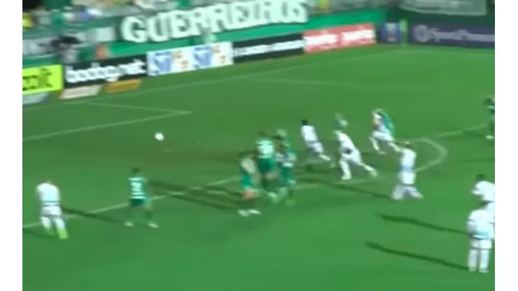 Rafael Vaz se despacha un golazo de tiro libre para el empate del Goias ante el Chapecoense