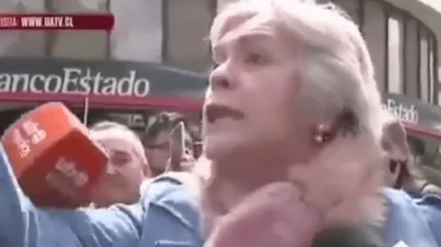 Mujer desata toda su ira contra las injusticias sociales