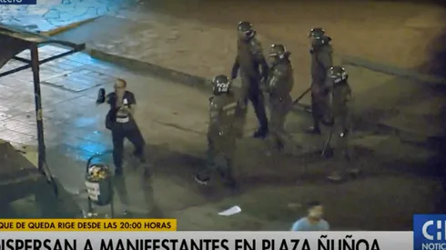 Carabineros detienen a patadas a un manifestante