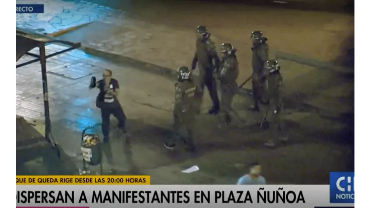 Carabineros detienen a patadas a un manifestante