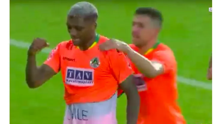Junior Fernandes anota con especial dedicatoria a los chilenos