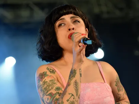 Mon Laferte a Piñera: “Eres un dictador que da órdenes comiendo pizza”