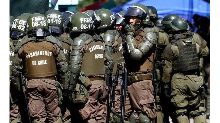 VIDEO | "Antes de la represión": Carabineros que se toman selfie antes de descender al Metro por evasiones masivas
