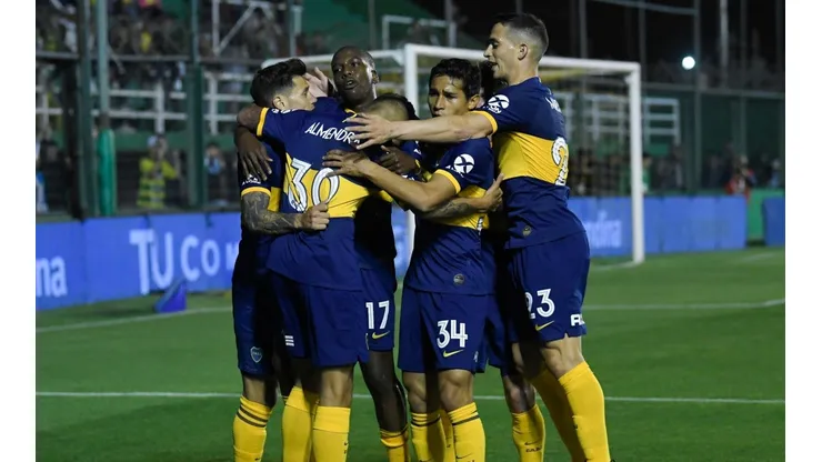 Boca Juniors se enfrenta a Racing por la Superliga de Argentina.