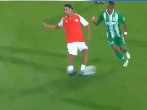 El lujo de Ronaldinho en Colombia con pase filtrado sin mirar