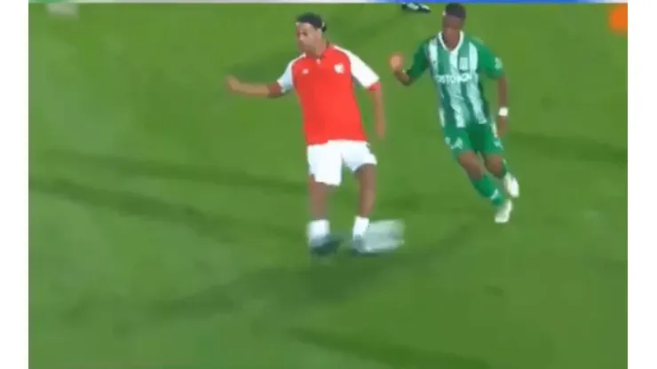 Gran acción individual de Ronaldinho.