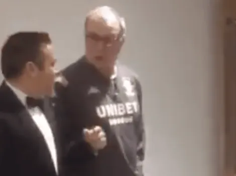 Marcelo Bielsa asiste a gala del Leeds United con buzo y zapatillas