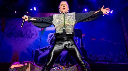 Bruce Dickinson en pleno show del Estadio Nacional.