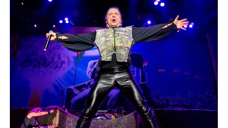 Bruce Dickinson en pleno show del Estadio Nacional.