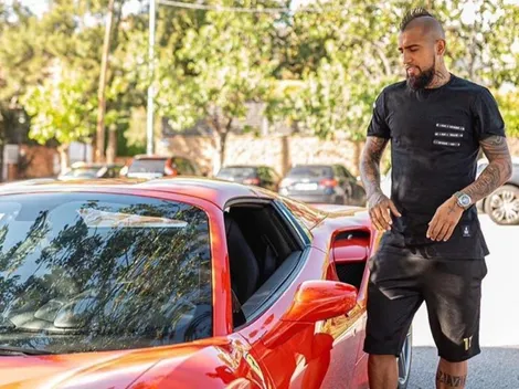 Arturo Vidal se exhibe con su lujoso Ferrari 488