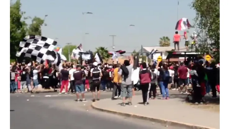 Cientos de hinchas colocolinos llegaron al estadio Monumental