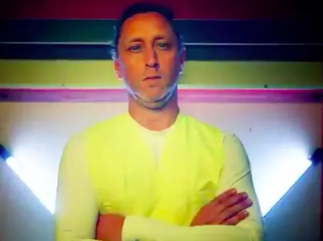 Mena cambia la camiseta por chaqueta reflectante para clásico ante la UC